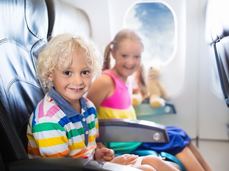 So beschäftigst Du Kinder während eines Fluges